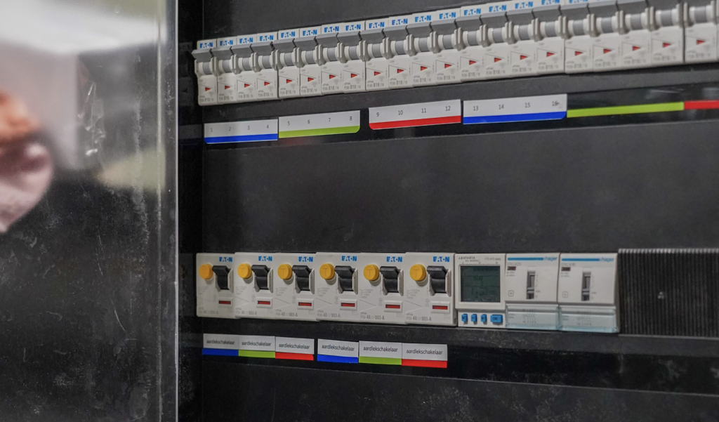 Elektrische schakelkast met EATON-componenten, automaten en bedieningselementen in installatie van Polhuis Enschede.