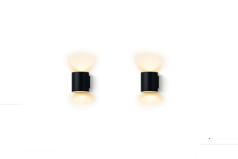 Twee zwarte wandlampen met goudkleurige details geven warm licht omhoog en omlaag tegen een witte wand.